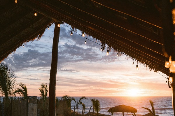 Una piscina al aire libre, sombrillas, sillones reclinables de piscina
