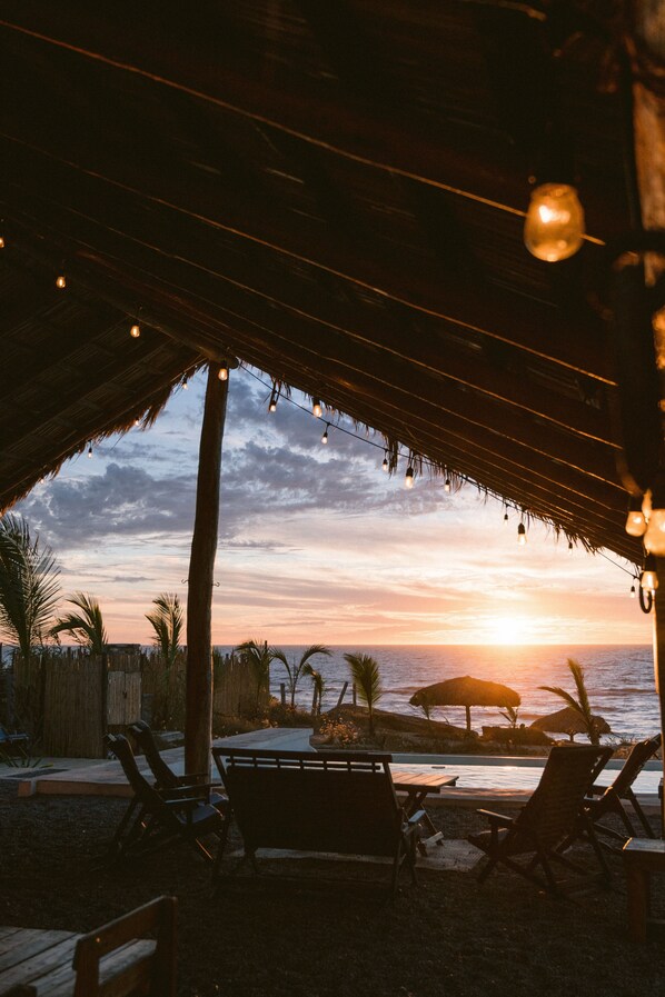 Piscine extérieure, parasols de plage, chaises longues