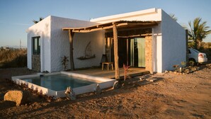 A modern house with a pool, a pergola, and a car parked nearby. - Toninas México (Elota)