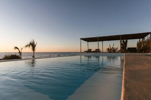 Piscine extérieure, parasols de plage, chaises longues