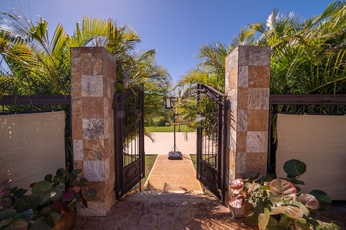 CASA CANAVERAL-TropicalPrivatePool-14Family-sized! Near Rafael Hernandez Airport