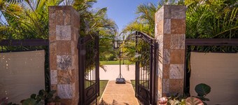 CASA CANAVERAL-TropicalPrivatePool-14Family-sized! Near Rafael Hernandez Airport