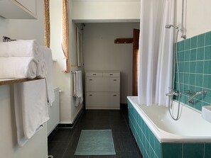 Hair dryer, towels, soap, shampoo - Garten, Thermomix und Babybett (Ühlingen-Birkendorf)