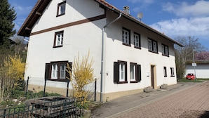 A two-story white building with a brown roof and multiple windows. - Garten, Thermomix und Babybett (Ühlingen-Birkendorf)