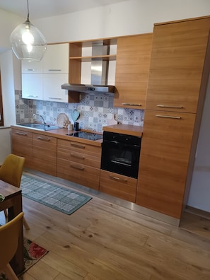 Kühlschrank, Ofen, Herdplatte, Geschirrspüler