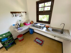 Een koelkast, een oven, een kookplaat, een waterkoker