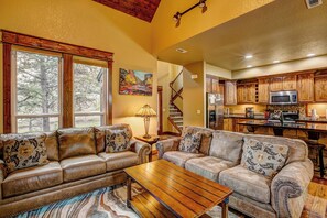 Smart TV, fireplace, video games - Bobcat Ridge - Beautiful Mountain Family Home (Estes Park)