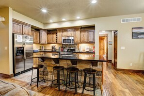 Fridge, microwave, oven, stovetop - Bobcat Ridge - Beautiful Mountain Family Home (Estes Park)