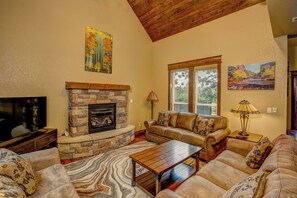 Smart TV, fireplace, video games - Bobcat Ridge - Beautiful Mountain Family Home (Estes Park)