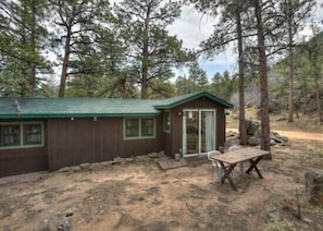 Outdoor dining - Drakes Place - Cabin to explore the Rockies - Near RMNP (Estes Park)