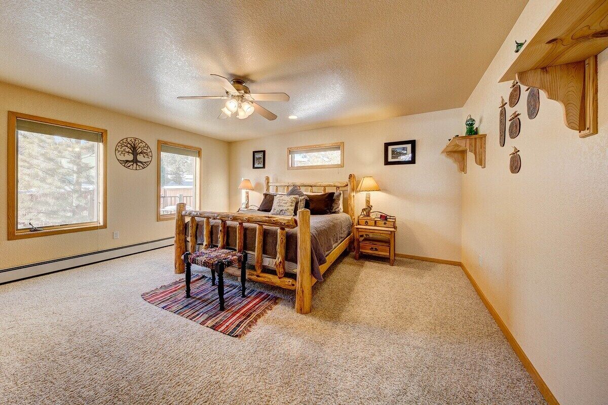 Elk Meadow Retreat - Amazing Mountain Views + Hot Tub Sleeps 10!