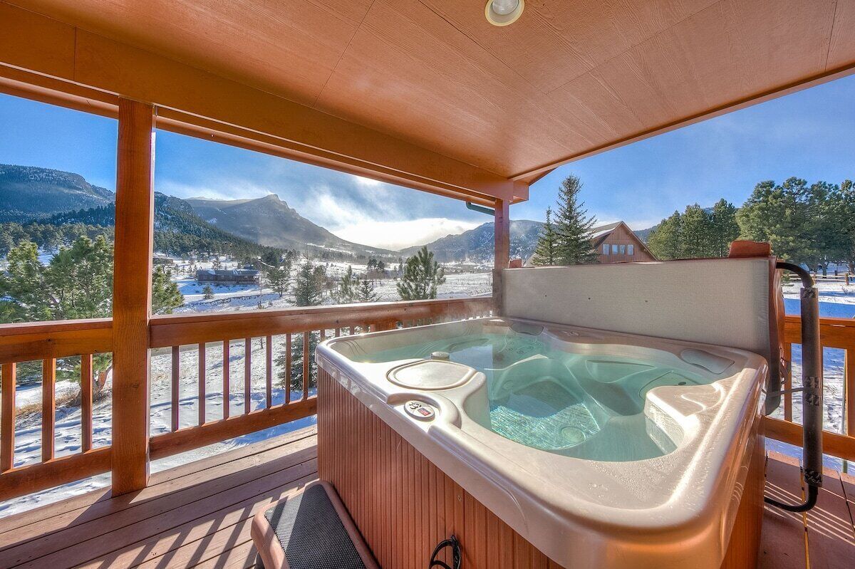 Elk Meadow Retreat - Amazing Mountain Views + Hot Tub Sleeps 10!