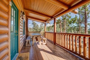 Outdoor dining - Moose Mountain Lodge - Secluded Log Home w/Beautiful Mountain Views (Estes Park)