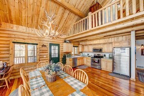 Fridge, microwave, oven, stovetop - Moose Mountain Lodge - Secluded Log Home w/Beautiful Mountain Views (Estes Park)