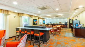 Café da manhã com buffet grátis todos os dias