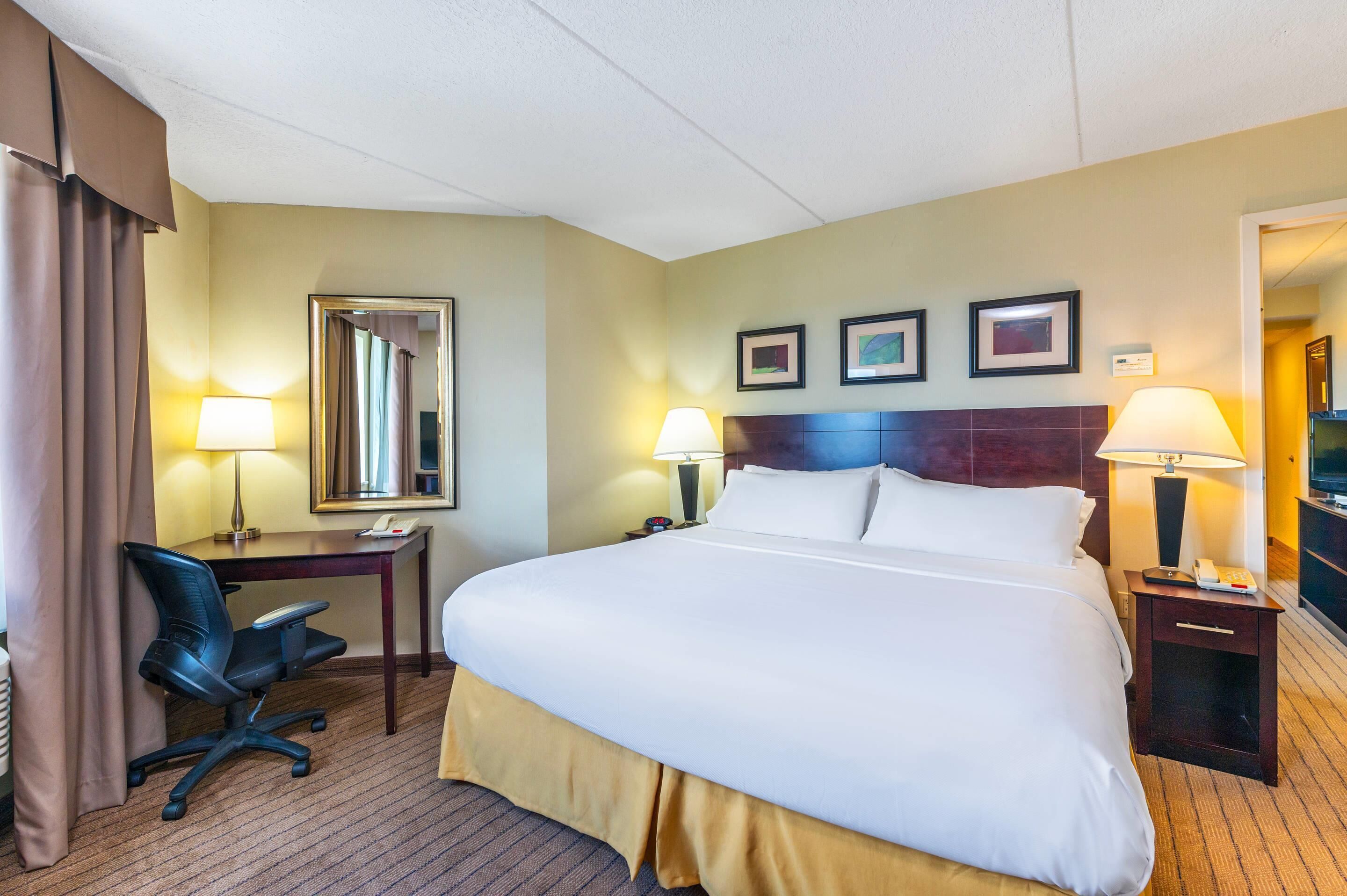 Suite, 1 kingsize-seng med sovesofa, ikke-røyk | Skrivebord, skrivebord for bærbar PC og blendingsgardiner