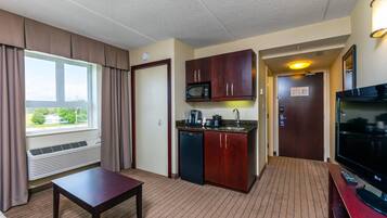 Suite, 1 kingsize-seng med sovesofa, ikke-røyk | Skrivebord, skrivebord for bærbar PC og blendingsgardiner