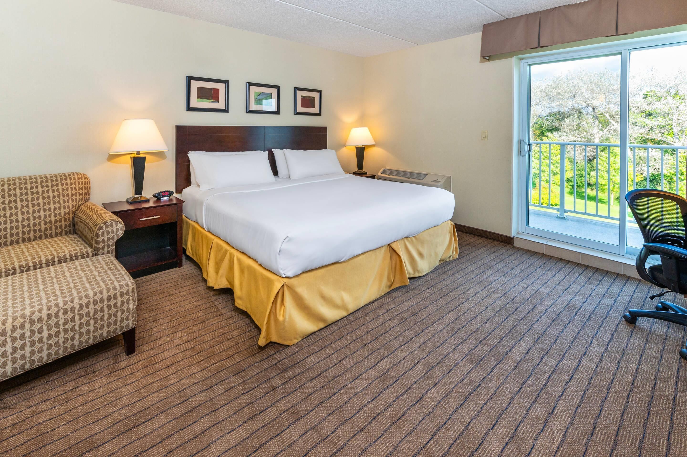 Een bureau, een laptopwerkplek, verduisterende gordijnen