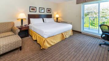 Een bureau, een laptopwerkplek, verduisterende gordijnen