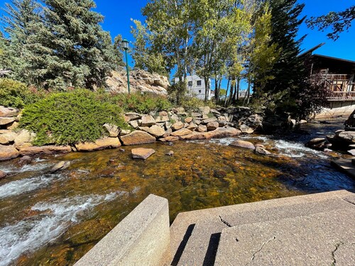 Stone's Throw - A Downtown Estes Park getaway