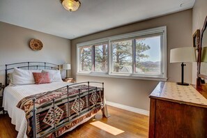 2 chambres, fer et planche à repasser, lit de bébé portatif