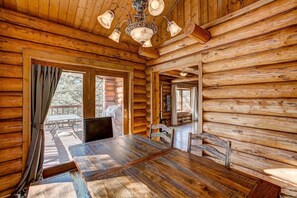 Dining - Windham Drive - Beautiful Secluded Mountain Home (Estes Park)