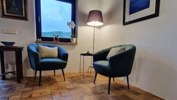 Smart-TV, Kamin, Bücher