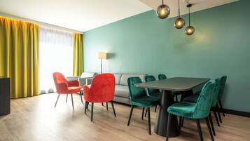 Skrivebord, skrivebord for bærbar PC, wi-fi (inkludert) og sengetøy