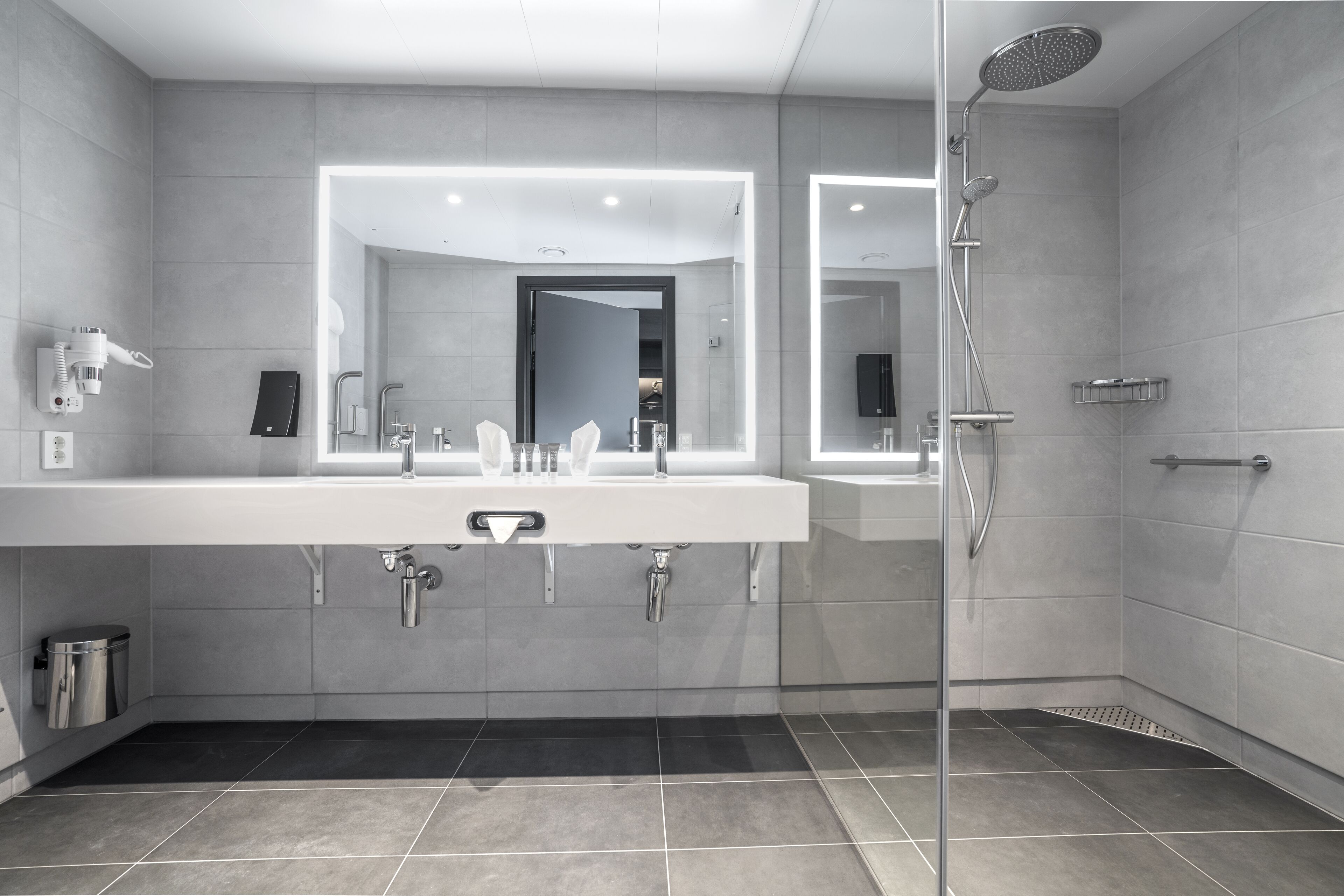 Douche, douche à « effet pluie », sèche-cheveux