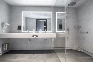 Douche, douche à « effet pluie », sèche-cheveux