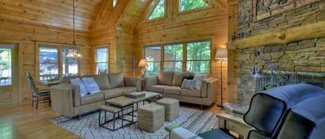 Una televisión, una chimenea