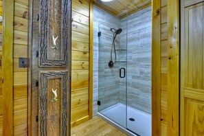 Douche, séchoir à cheveux, serviettes fournies