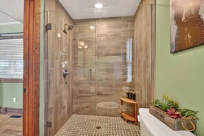 Shower, hair dryer, towels - Blueberry Ridge | Free Night Offer! (Blue Ridge)