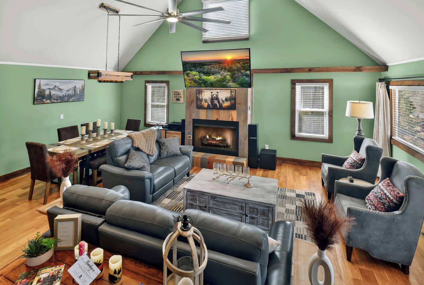 Televisión, chimenea y oficina 