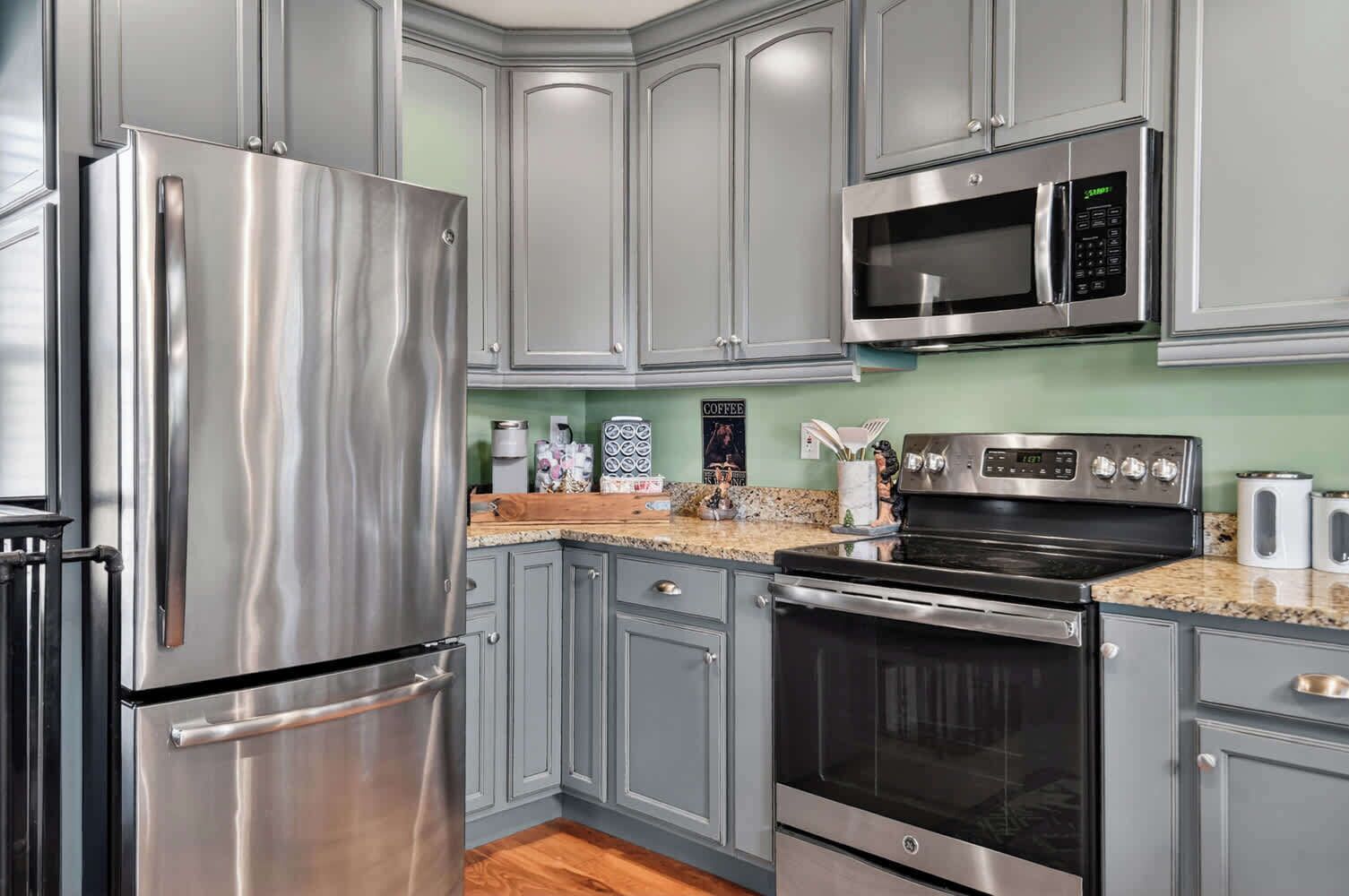 Refrigerador, microondas, horno y parrilla de estufa 