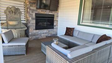 Televisión, chimenea y oficina