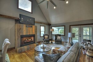 Televisión, chimenea y oficina 