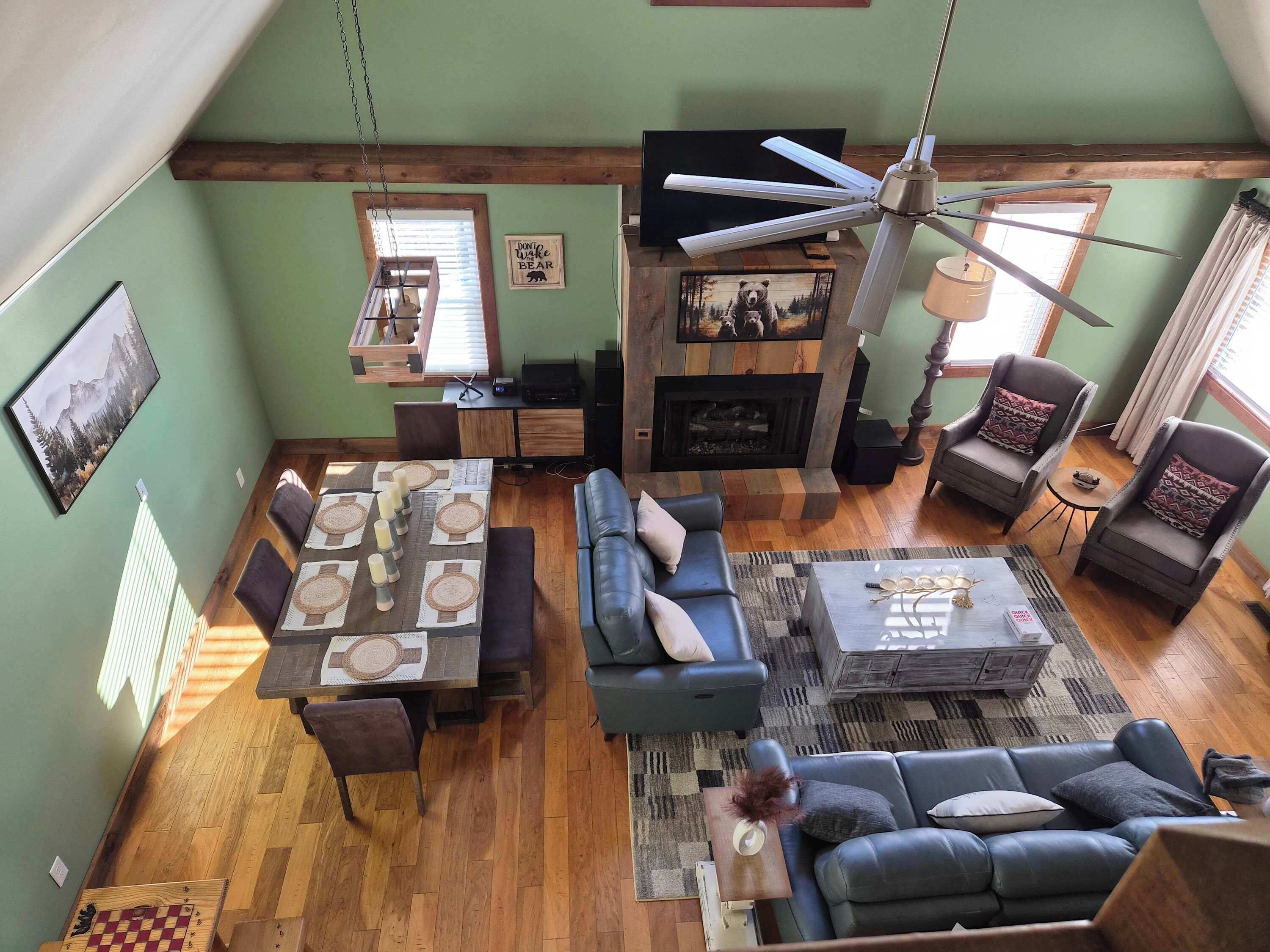 Televisio, takka, työhuone