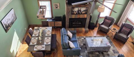 Televisio, takka, työhuone