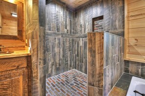 Badewanne, Haartrockner, Handtücher