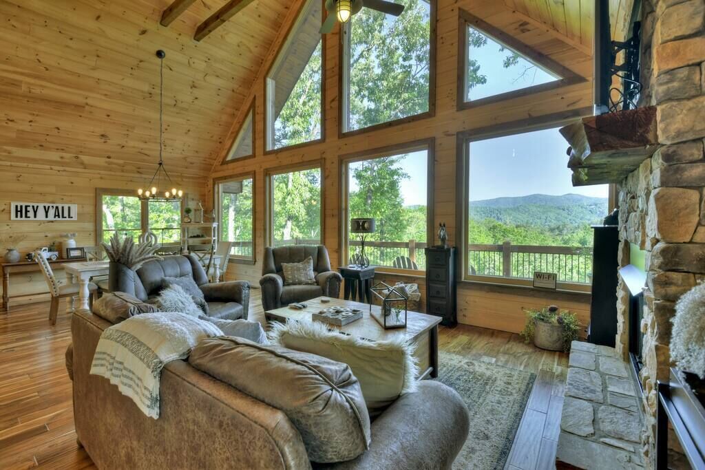 Seven's Heaven w/ Stunning 5 Star View & Hot Tub