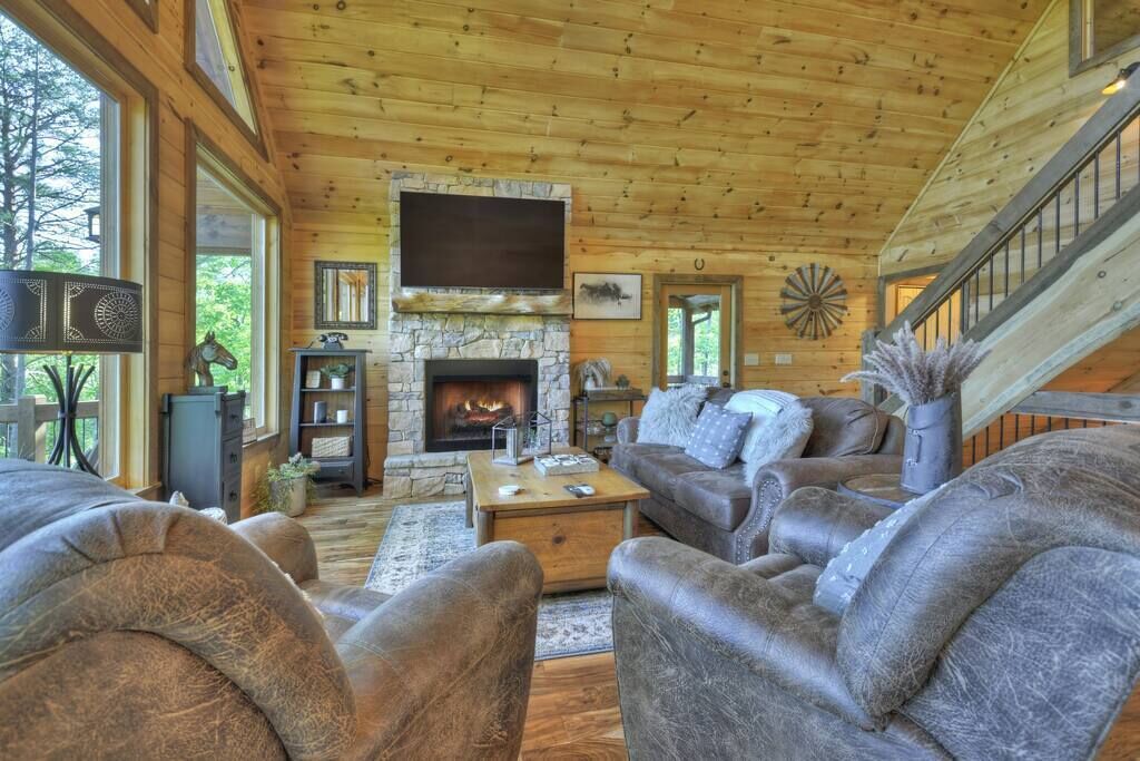 Seven's Heaven w/ Stunning 5 Star View & Hot Tub