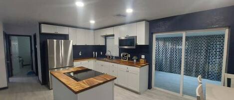 電子レンジ、オーブン、コンロ、コーヒー / ティーメーカー