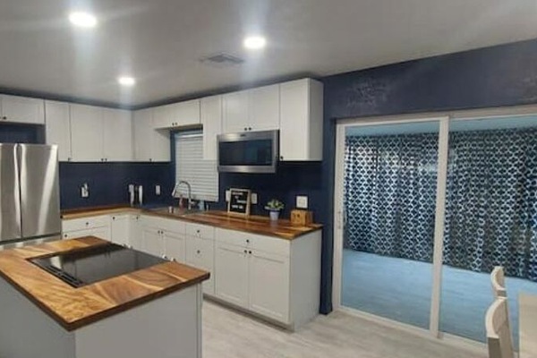 Mikroaaltouuni, uuni, liesi, kahvin-/teenkeitin