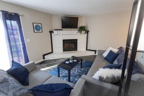 Smart TV, chimenea y videojuegos 