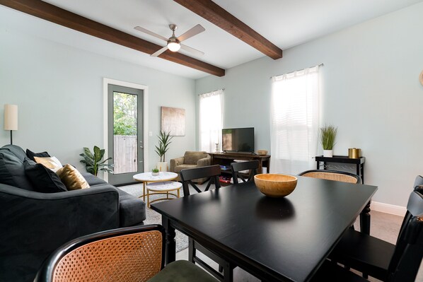 Smart TV - Casa Dolce Vita by the Alamodome - Pet Friendly (San Antonio)