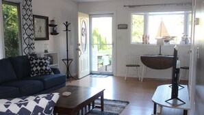 Un salon comprenant un canapé, une table basse et un coin repas avec une table et des chaises.