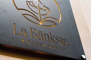 A sign with the name "La Banksla Hotel" and a floral design. - La Banksia Hotel (Quito)