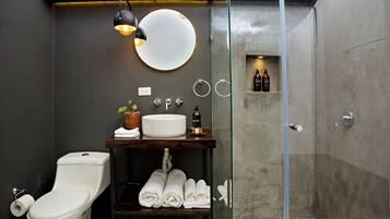 Chambre Luxe, non-fumeurs, vue montagne | Salle de bain | Douche, douche à « effet pluie », articles de toilette gratuits