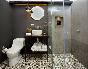 Luxury Room, Non Smoking, Mountain View | Bathroom | Shower, rainfall showerhead, free toiletries, towels - La Banksia Hotel (Quito)